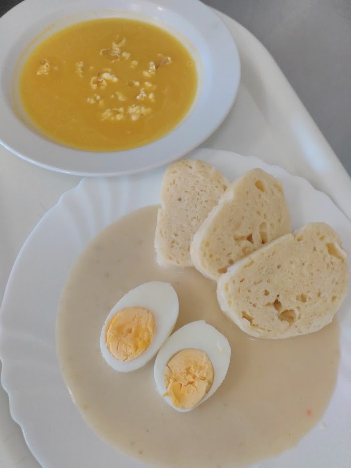 Dýńová polévka s popcornem, křenová omáčka, vařené vejce, houskový knedlík 