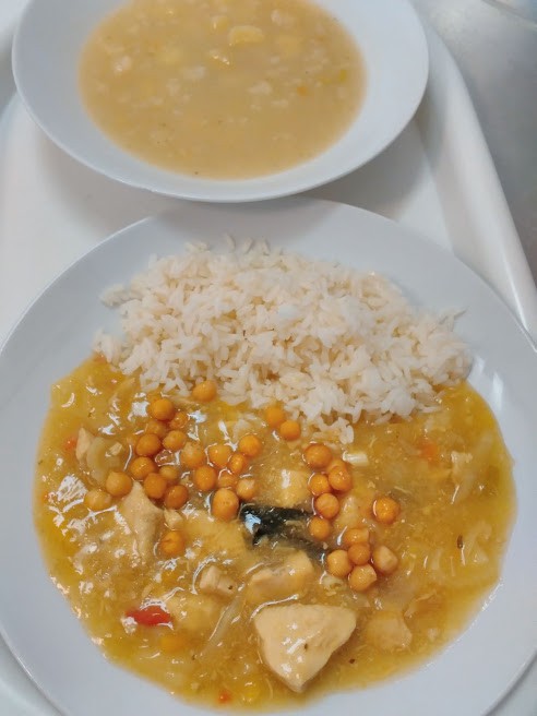 Květáková polévka, kuřecí kung-pao s cizrnou a  rýží 