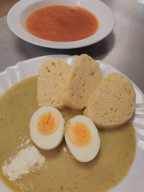 Rajčatová polévka s rýží, fazolové lusky na smetaně s koprem, vařené vejce , houskový knedlík 