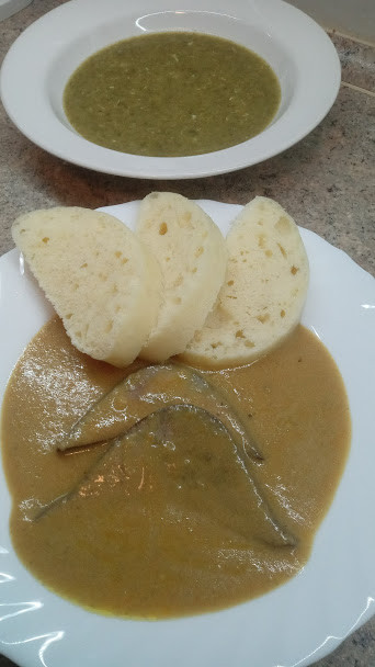 Špenátová polévka s ovesnými vločkami, vepřová játra po tyrolsku, houskový knedlík 