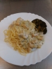 Smetanové špagety s kuřecím masem a brokolicí